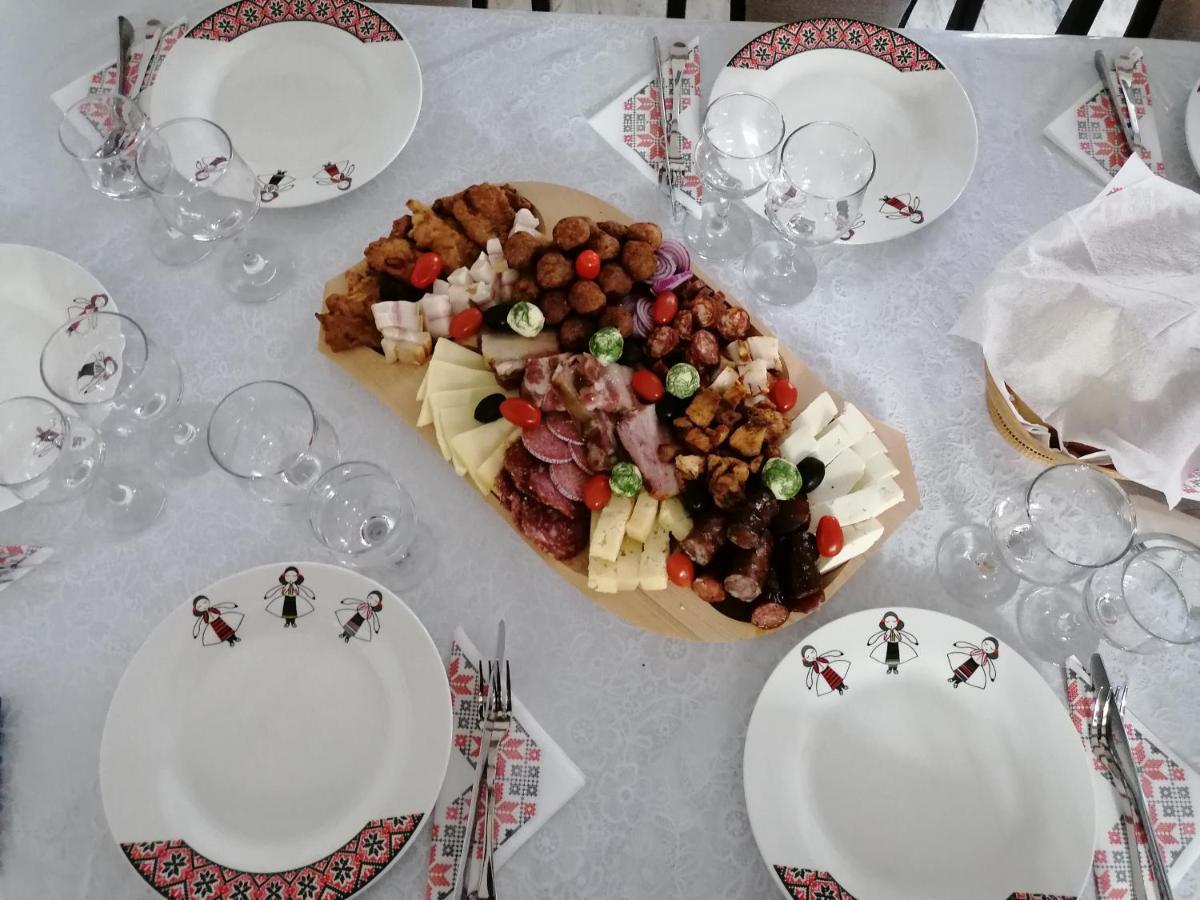 Conacul Cosaului 호텔 Feresti 외부 사진